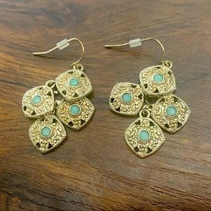 🍀Gold and light green dangle drop earrings